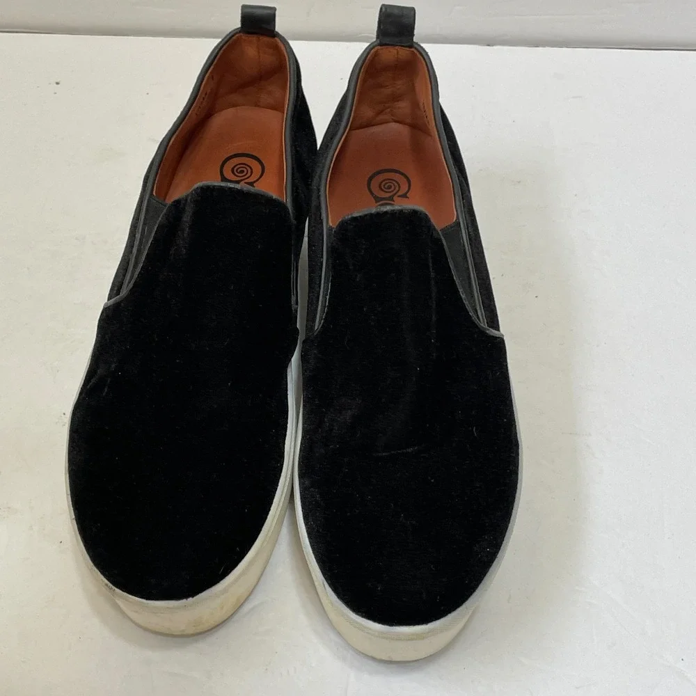 EXCELLENT CONDITION GOLO BLACK VELVET PLATFORM LOAFERS‎